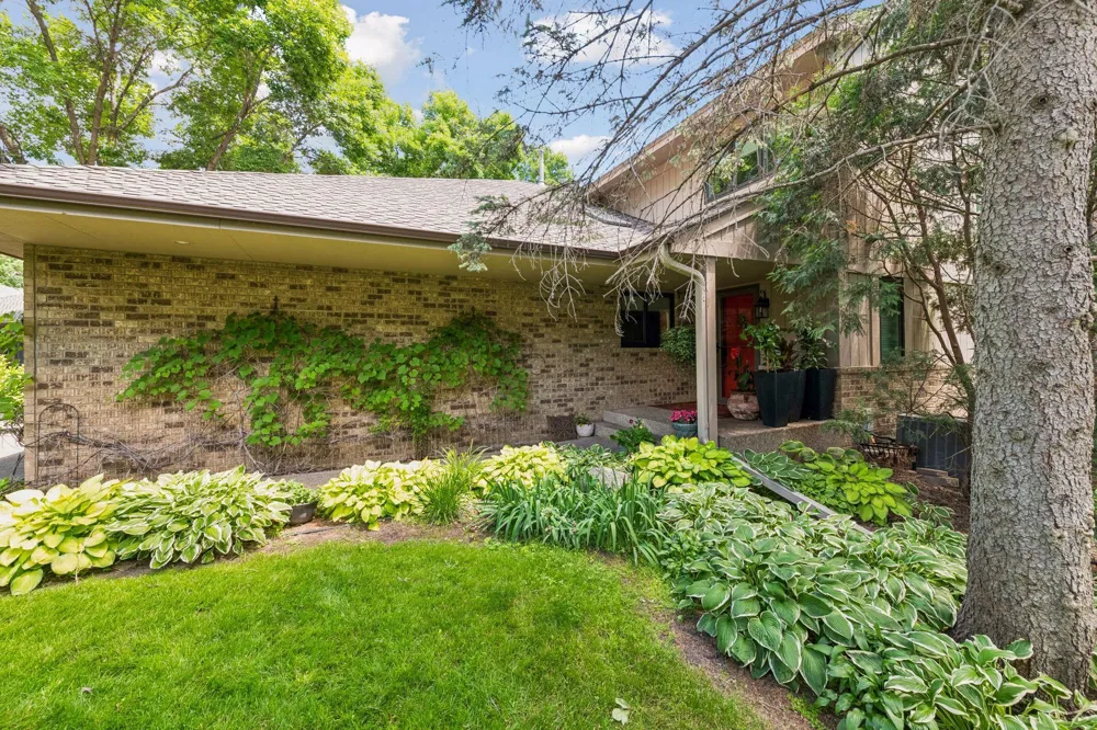 1140 Hollybrook Drive Wayzata, MN 55391