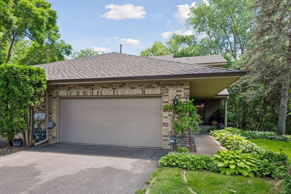 1140 Hollybrook Drive Wayzata, MN 55391