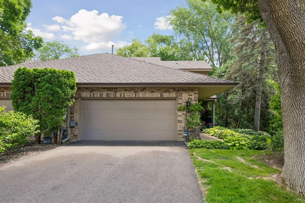 1140 Hollybrook Drive Wayzata, MN 55391