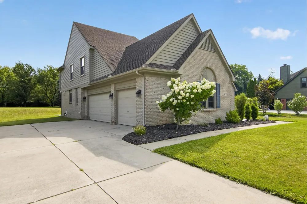 6961 Suncrest Drive Saline, MI 48176