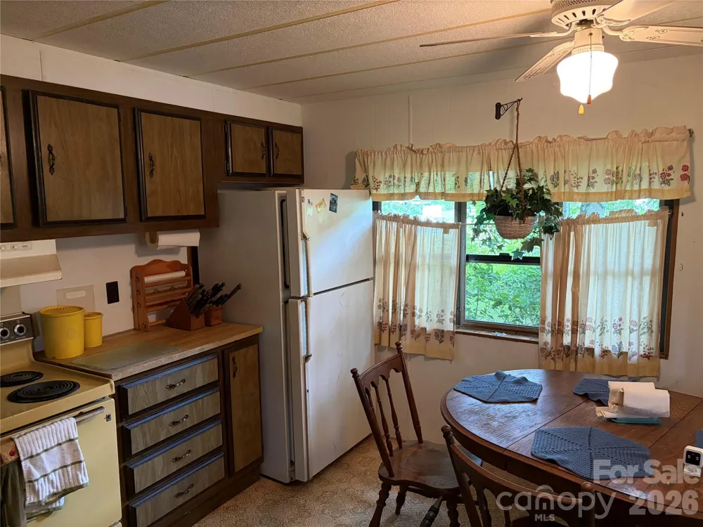 42 Country Meadows Road Burnsville, NC 28714