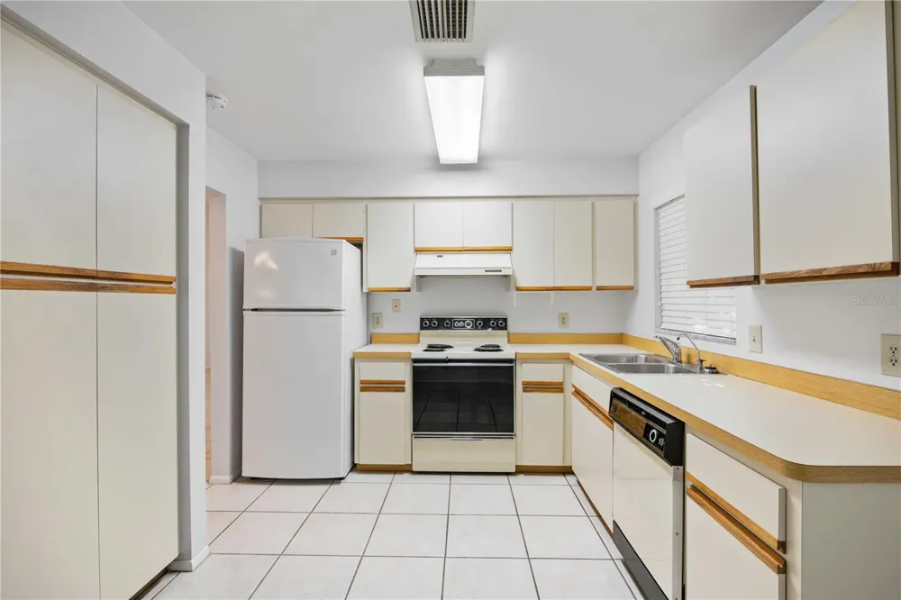3411 57TH AVENUE DRIVE W #6 Bradenton, FL 34210