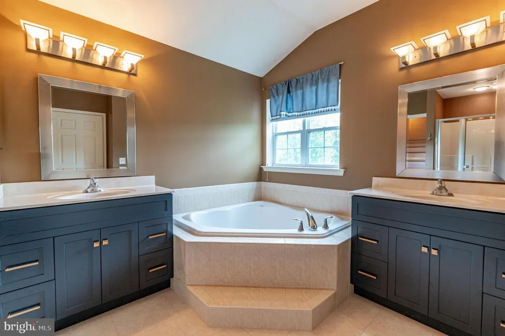 780 RAMBLEWOOD DRIVE Easton, PA 18040