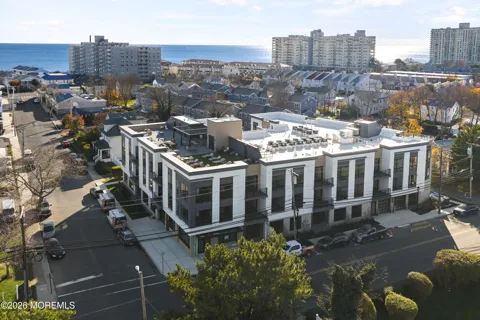 665 2nd Avenue #202