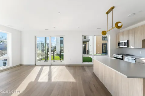 665 2nd Avenue #211
