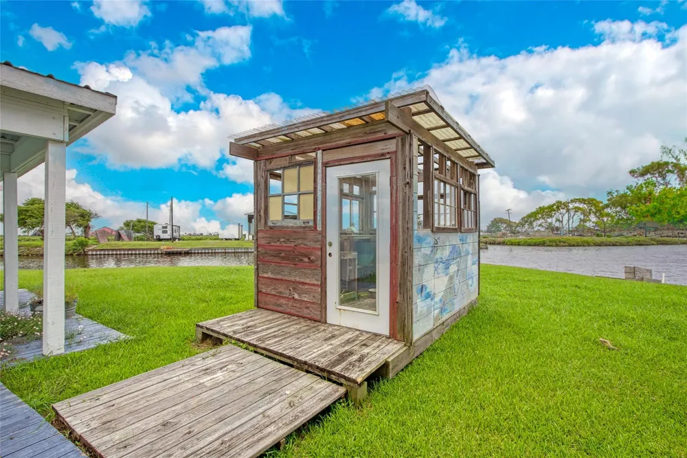 11 Chimaera Road Sargent, TX 77414