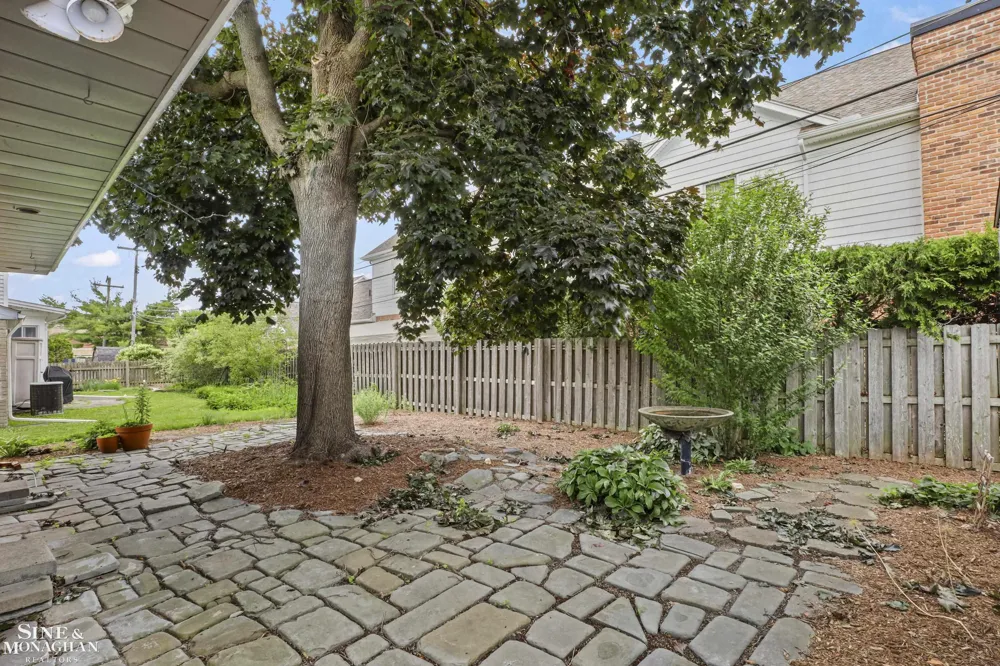 20631 Wedgewood Drive Grosse Pointe Woods City, MI 48236