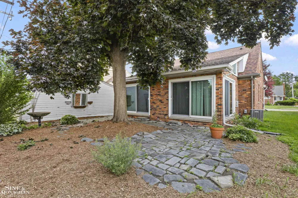 20631 Wedgewood Drive Grosse Pointe Woods City, MI 48236