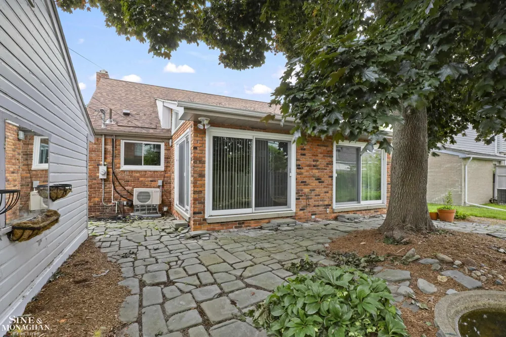 20631 Wedgewood Drive Grosse Pointe Woods City, MI 48236