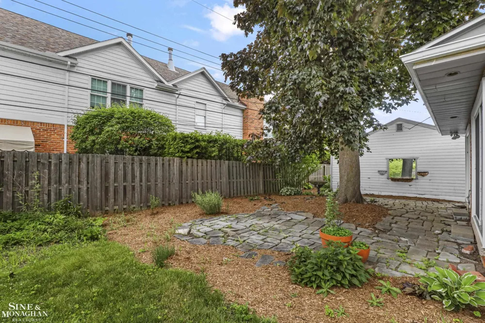 20631 Wedgewood Drive Grosse Pointe Woods City, MI 48236