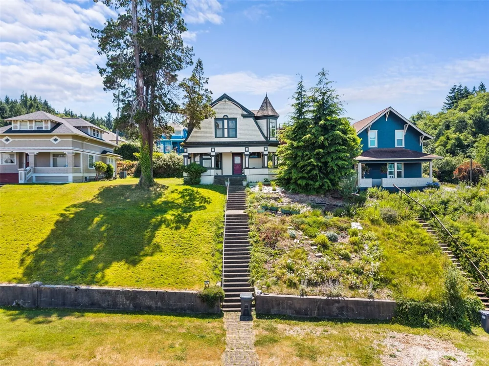 714 W First Street South Bend, WA 98586