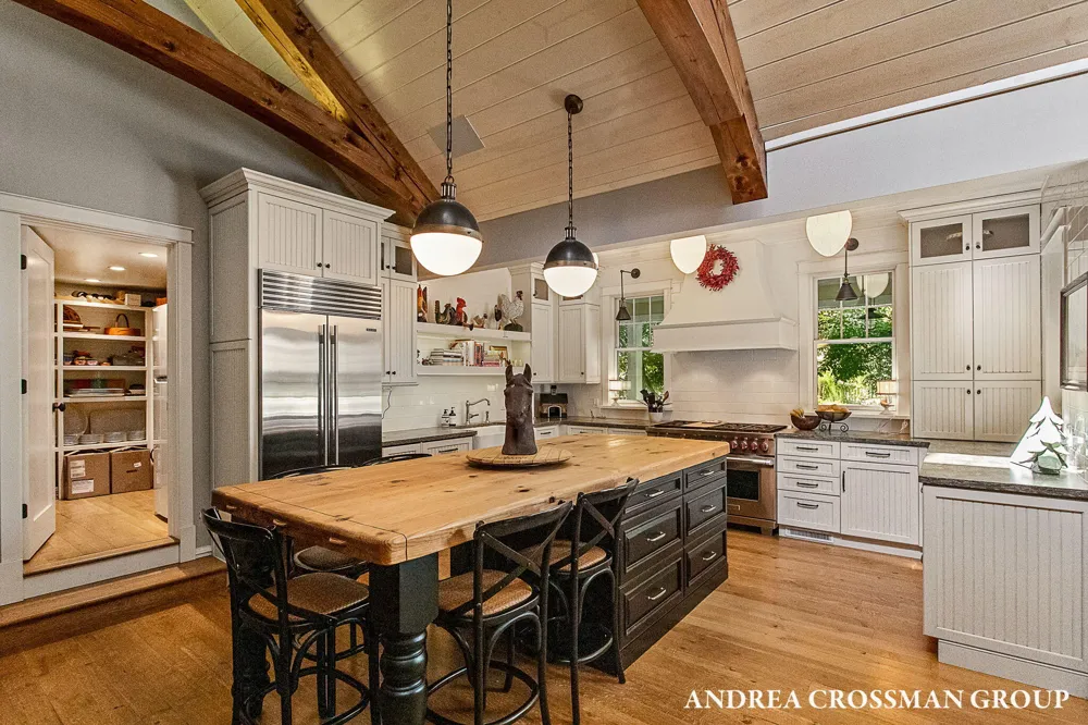2075 Lakeshore Drive Fennville, MI 49408