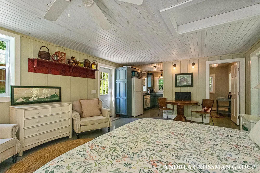 2075 Lakeshore Drive Fennville, MI 49408
