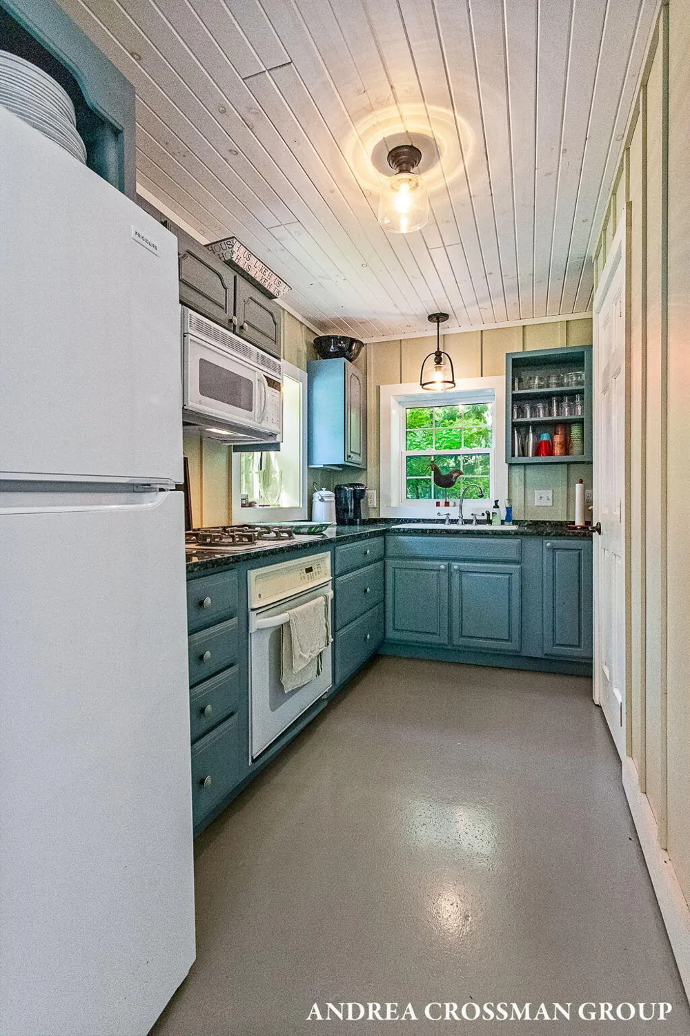 2075 Lakeshore Drive Fennville, MI 49408