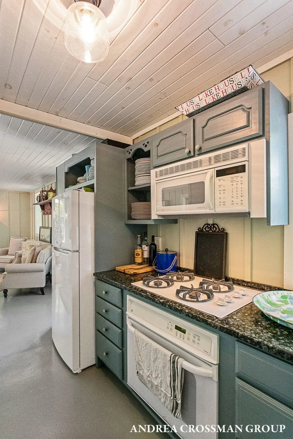 2075 Lakeshore Drive Fennville, MI 49408