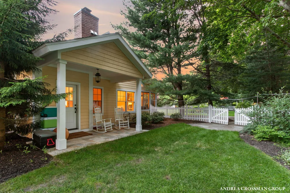2075 Lakeshore Drive Fennville, MI 49408