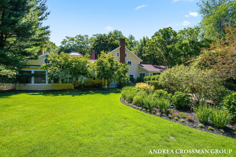 2075 Lakeshore Drive Fennville, MI 49408