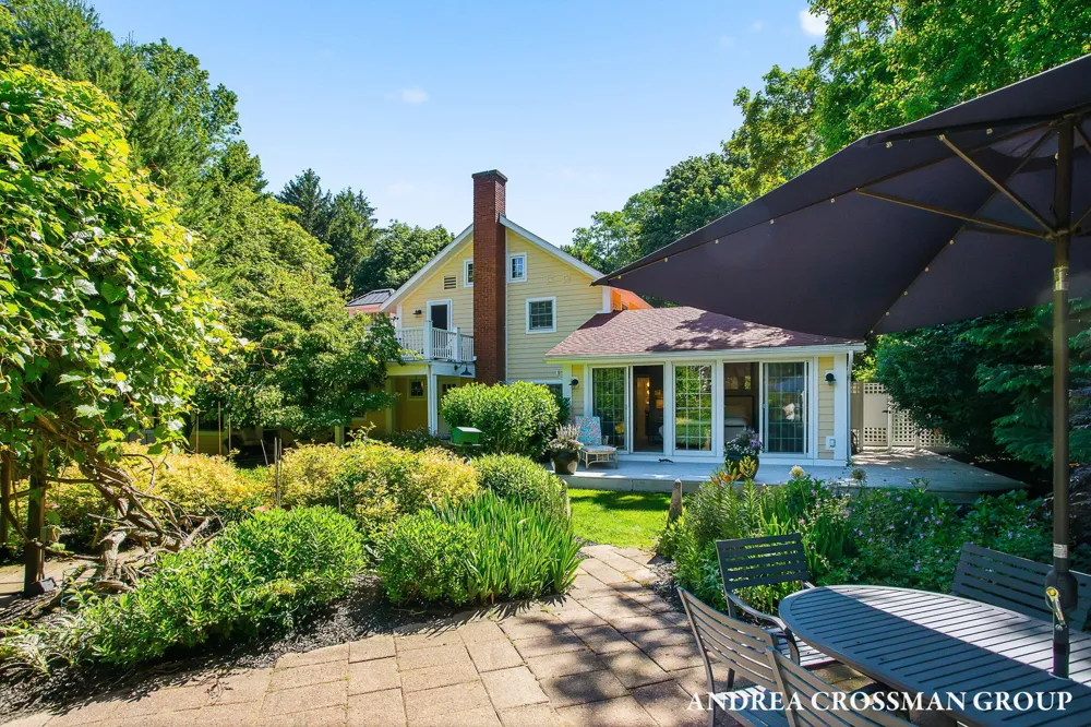 2075 Lakeshore Drive Fennville, MI 49408