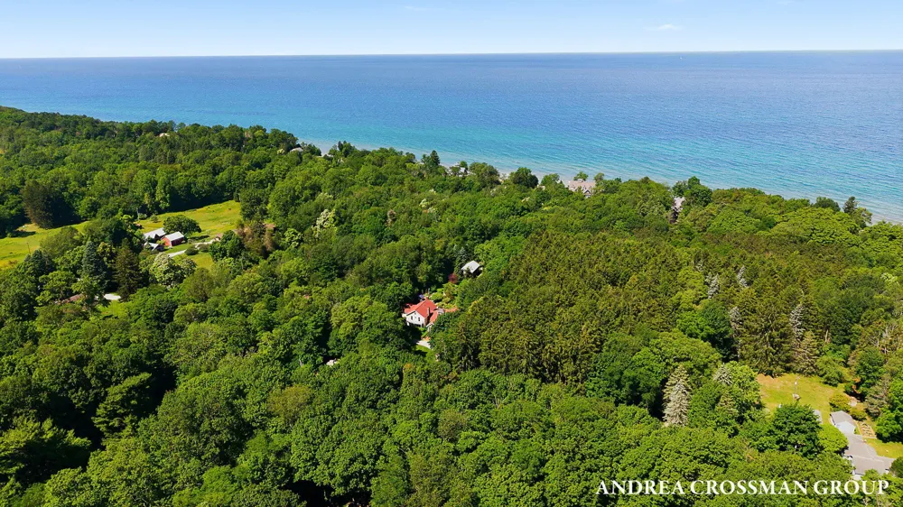 2075 Lakeshore Drive Fennville, MI 49408