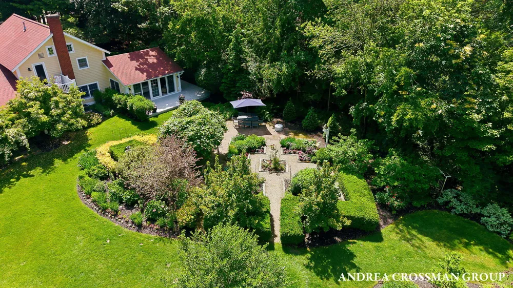2075 Lakeshore Drive Fennville, MI 49408