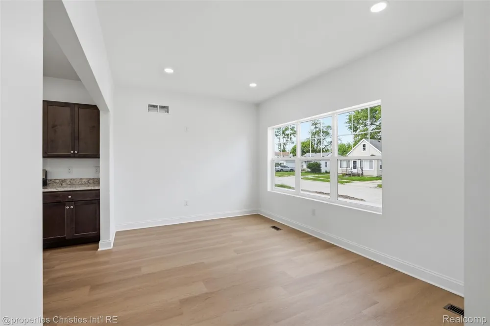 27828 Groveland Street Madison Heights City, MI 48071