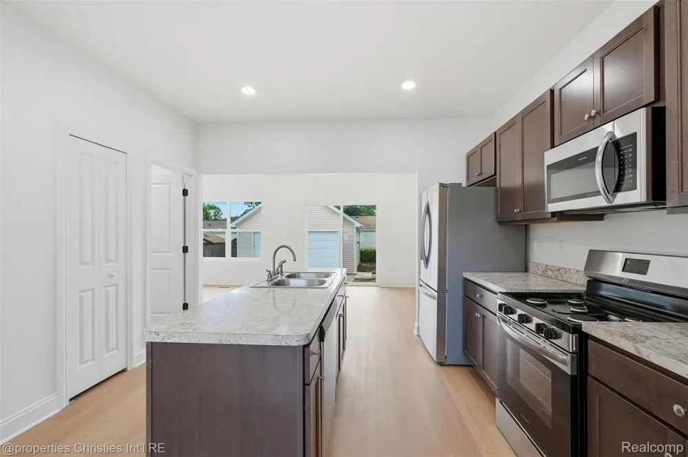 27828 Groveland Street Madison Heights City, MI 48071