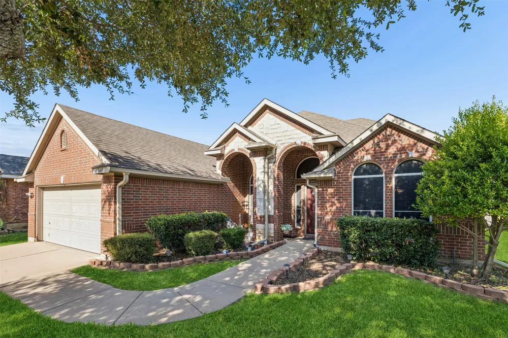 949 Chestnut Lane Saginaw, TX 76179