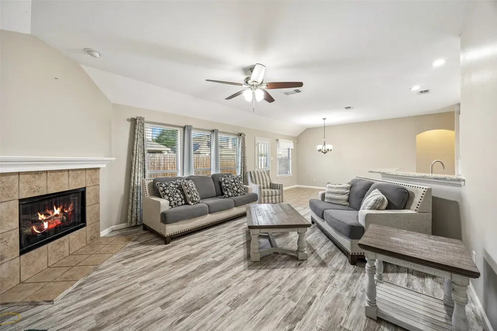 949 Chestnut Lane Saginaw, TX 76179