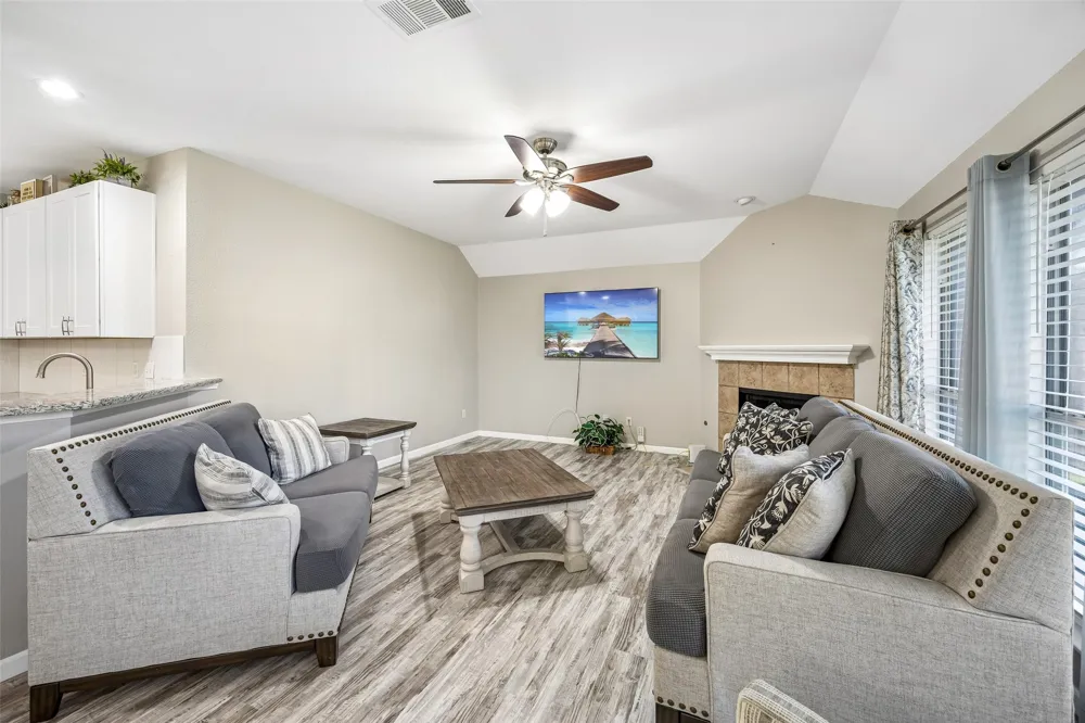949 Chestnut Lane Saginaw, TX 76179