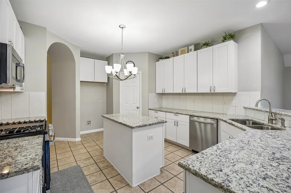 949 Chestnut Lane Saginaw, TX 76179