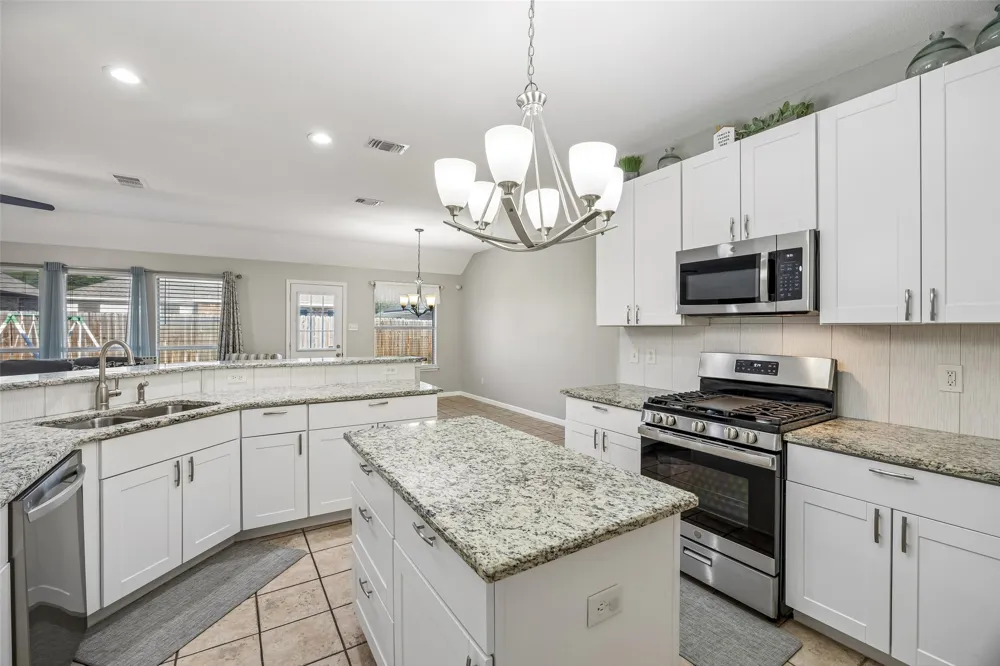 949 Chestnut Lane Saginaw, TX 76179