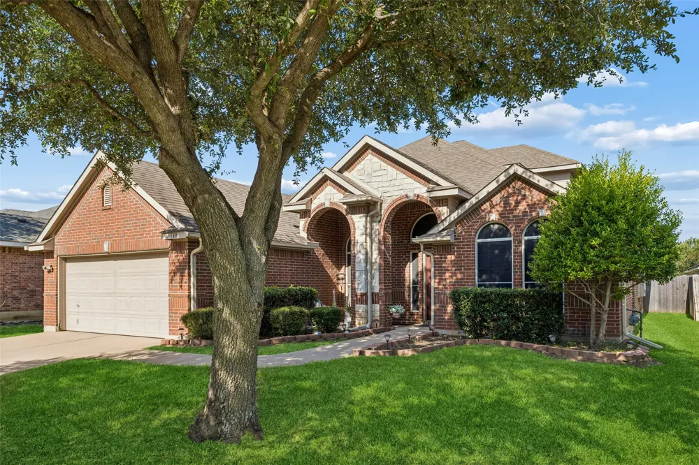 949 Chestnut Lane Saginaw, TX 76179