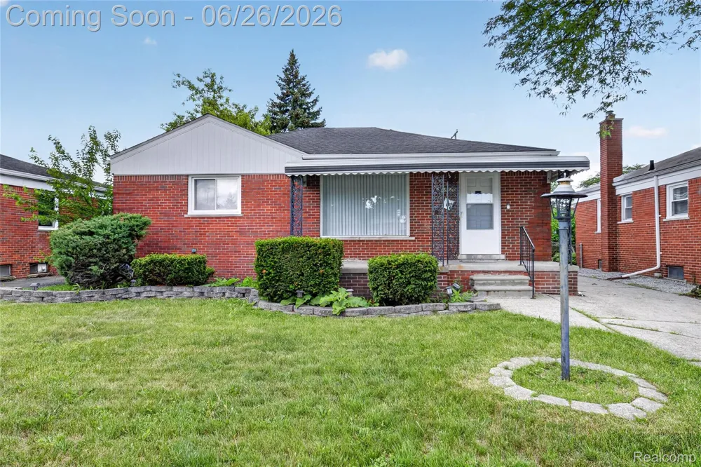 18270 Ash Avenue Eastpointe City, MI 48021