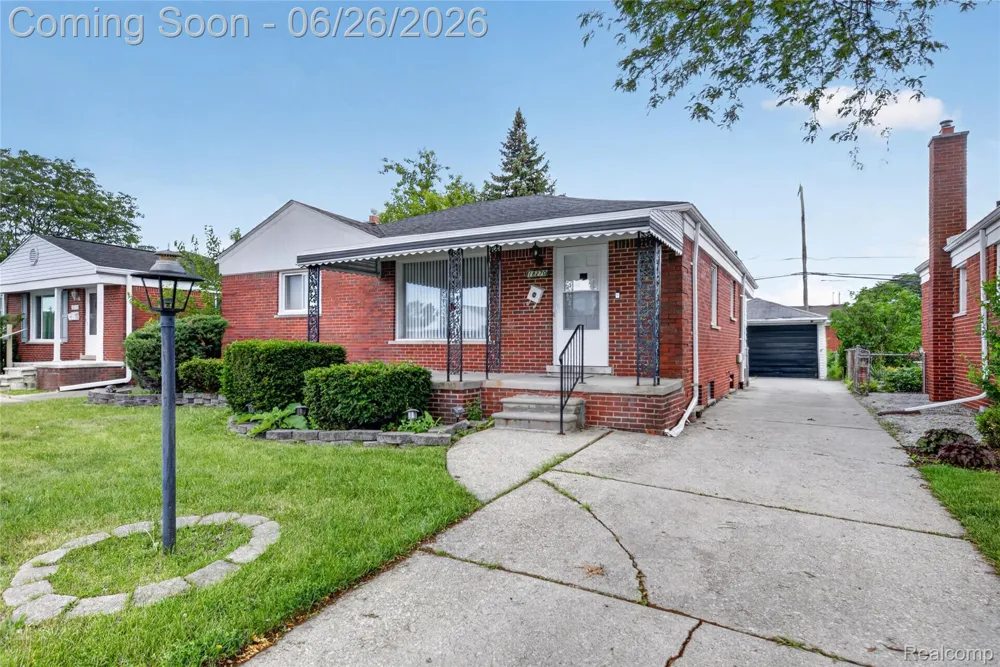 18270 Ash Avenue Eastpointe City, MI 48021