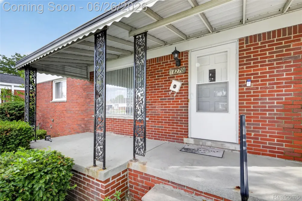18270 Ash Avenue Eastpointe City, MI 48021