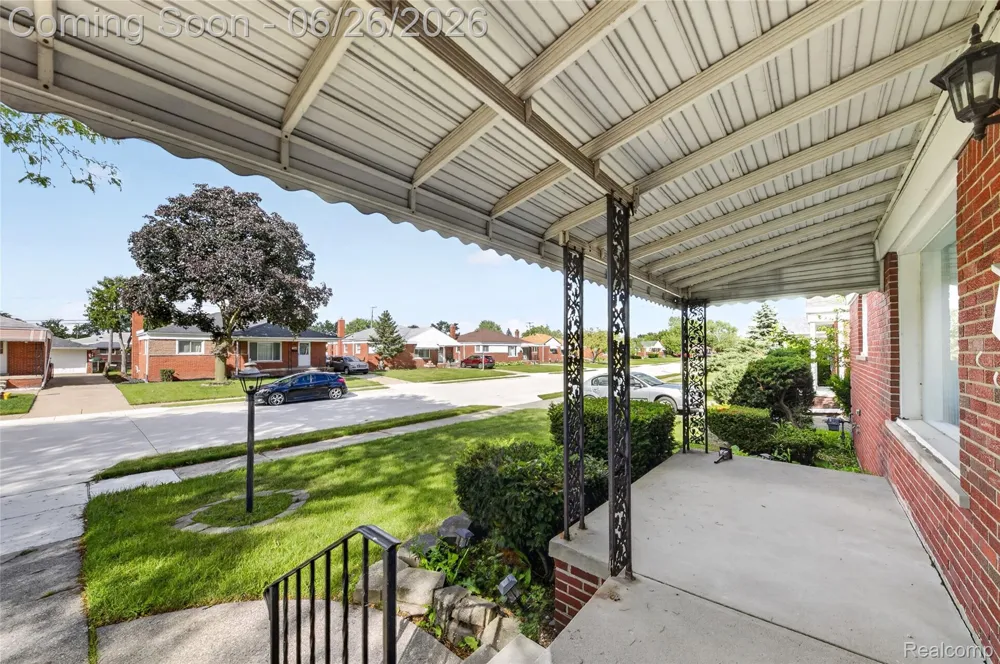 18270 Ash Avenue Eastpointe City, MI 48021