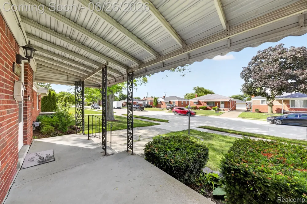 18270 Ash Avenue Eastpointe City, MI 48021