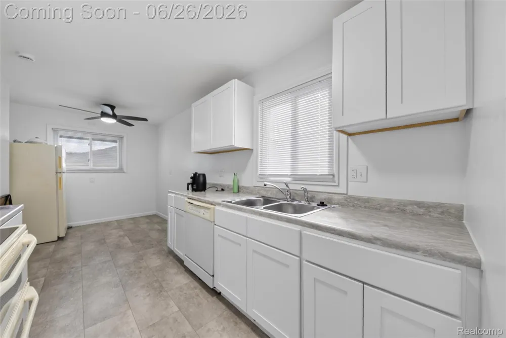 18270 Ash Avenue Eastpointe City, MI 48021