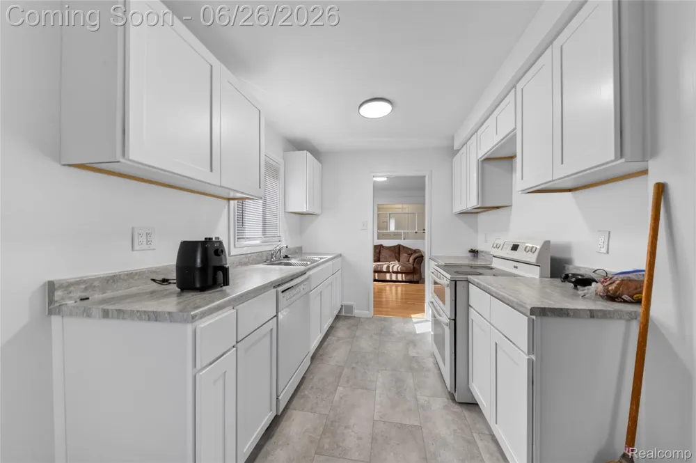 18270 Ash Avenue Eastpointe City, MI 48021