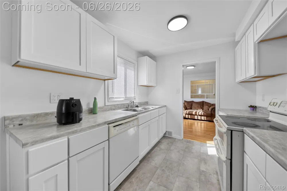 18270 Ash Avenue Eastpointe City, MI 48021