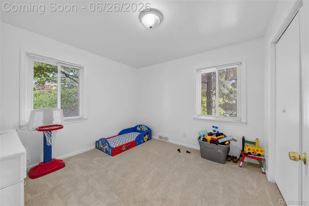 18270 Ash Avenue Eastpointe City, MI 48021