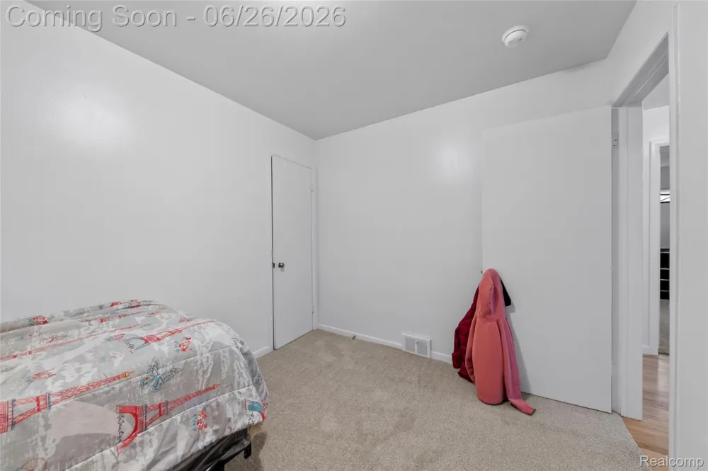 18270 Ash Avenue Eastpointe City, MI 48021