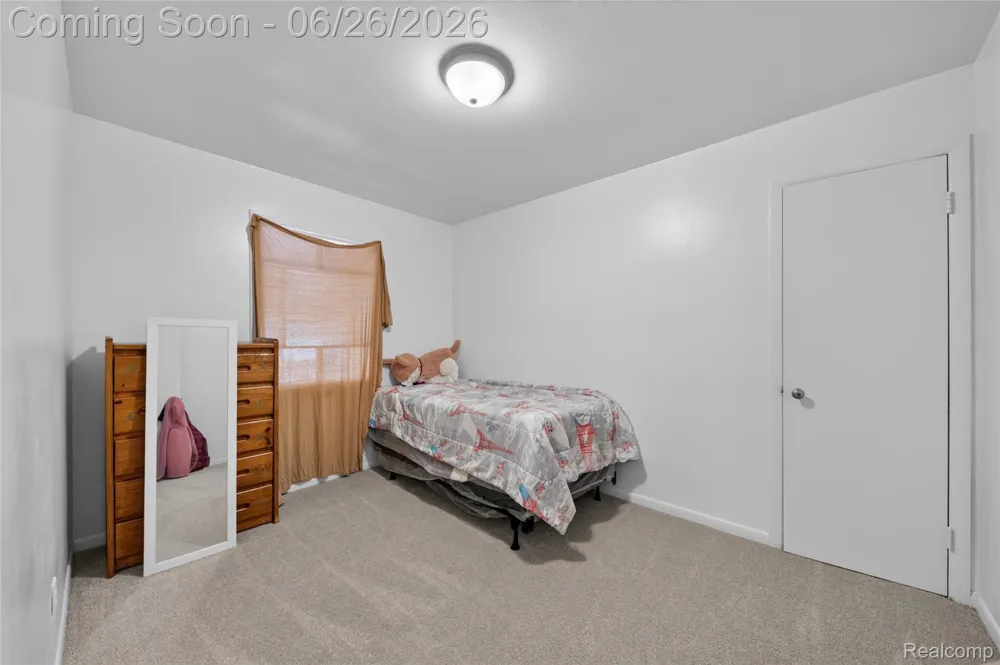18270 Ash Avenue Eastpointe City, MI 48021