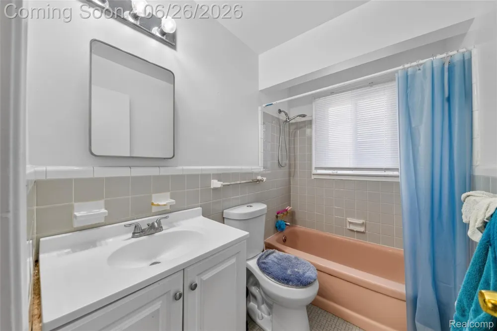 18270 Ash Avenue Eastpointe City, MI 48021