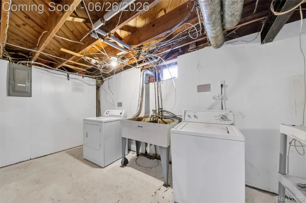 18270 Ash Avenue Eastpointe City, MI 48021