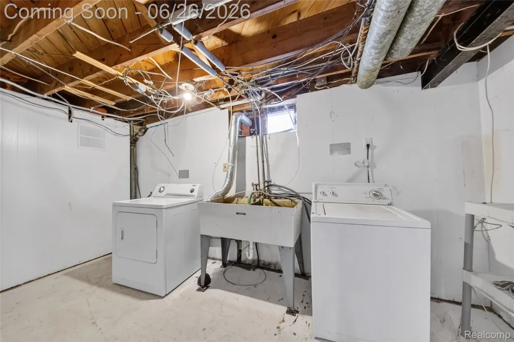 18270 Ash Avenue Eastpointe City, MI 48021