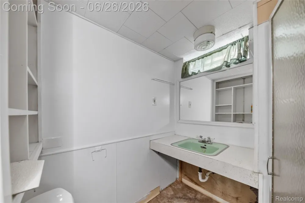 18270 Ash Avenue Eastpointe City, MI 48021