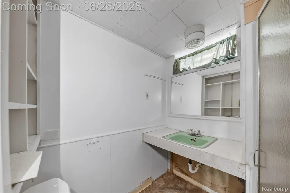 18270 Ash Avenue Eastpointe City, MI 48021