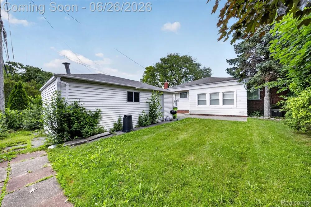 18270 Ash Avenue Eastpointe City, MI 48021