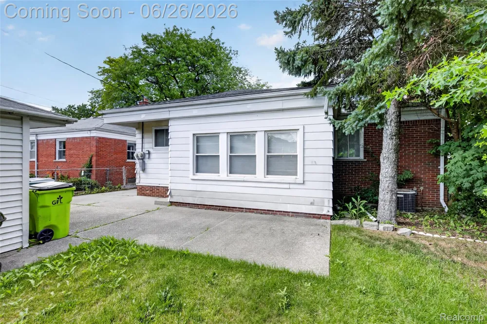 18270 Ash Avenue Eastpointe City, MI 48021